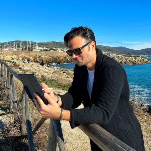 Giulio Berruti Instagram - Lavoro, disegno, sento musica e guardo film dove e quando voglio.Design imbattibile, audio SPAZIALE, fotocamera al top, peso ultralight e batteria infinita. Provare per credere. Ormai sempre con me!
#adv #HUAWEIMatePadPro @huaweimobileit