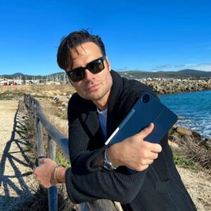 Giulio Berruti Instagram - Lavoro, disegno, sento musica e guardo film dove e quando voglio.Design imbattibile, audio SPAZIALE, fotocamera al top, peso ultralight e batteria infinita. Provare per credere. Ormai sempre con me!
#adv #HUAWEIMatePadPro @huaweimobileit
