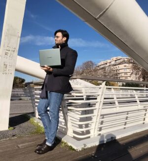 Giulio Berruti Instagram - Sempre on the go con il nuovo #HuaweiMateBook14s!  Veloce, sottile e multitasking grazie al suo processore EVO di undicesima generazione Intel Core Serie H che ti permette di svolgere anche le più complesse sessioni di lavoro con il 20% di velocità in più.  #adv @huaweimobileit #HUAWEIMateBook14s 💣