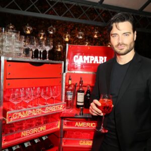 Giulio Berruti Instagram - Cinema is magic with @campari.it and @vanityfairitalia
#RedPassion
#CampariCinema
#adv
#vfoscar