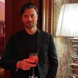 Giulio Berruti Instagram - Cinema is magic with @campari.it and @vanityfairitalia
#RedPassion
#CampariCinema
#adv
#vfoscar