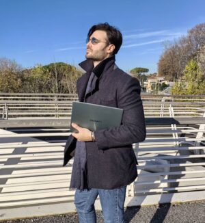 Giulio Berruti Instagram - Sempre on the go con il nuovo #HuaweiMateBook14s!  Veloce, sottile e multitasking grazie al suo processore EVO di undicesima generazione Intel Core Serie H che ti permette di svolgere anche le più complesse sessioni di lavoro con il 20% di velocità in più.  #adv @huaweimobileit #HUAWEIMateBook14s 💣