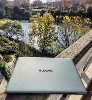 Giulio Berruti Instagram - Sempre on the go con il nuovo #HuaweiMateBook14s!  Veloce, sottile e multitasking grazie al suo processore EVO di undicesima generazione Intel Core Serie H che ti permette di svolgere anche le più complesse sessioni di lavoro con il 20% di velocità in più.  #adv @huaweimobileit #HUAWEIMateBook14s 💣