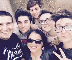 Giuseppe Greco Instagram - Sappiamo che crescere vuol dire essere sempre più soggetti a critica, questo però non ci renderà diversi... In questi giorni mia madre ci ha aiutati a fare delle cose molto fighe che vedrete presto... La matrice comune in ogni cosa che facciamo e' il divertimento e la spontaneità!
#matesyt #matesitalia @vegasyt @stefanolepri @lookatsascha @surrealpower @snitecs @matesyt
