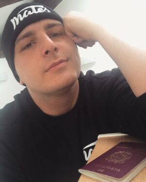 Giuseppe Greco Instagram - SEE YOU SOON 🇯🇵 Si torna a casa dopo un altro viaggio ricco di emozioni. Grazie ai miei compagni di avventura e ad una grande terra torniamo più carichi rispetto a quando siamo partiti. Si torna alla grande domani con un bel video sul canale. Inoltre Sabato e Domenica ci vediamo a @milangamesweek 💙due giorni insieme! Potrete trovare anche le nostre maglie ufficiali nello shop...
#milangamesweek #matesitalia #matesyt #tokyo #milano @matesyt @matescollection @vegasyt