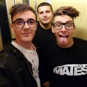 Giuseppe Greco Instagram - @lookatsascha prende le scale... Passate dal canale per vedere il video di oggi che è veramente divertente!
Inoltre ci vediamo Sabato e Domenica al Romics a Roma allo stand Mates.Nello shop in fiera potete trovare le nostre maglie ufficiali! La prossima settimana vi diremo 10 città in cui faremo incontri fra Ottobre e Novembre 💙#matesitalia #matesyt @vegasyt @stefanolepri @surrealpower @matesyt