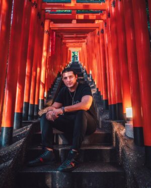 Giuseppe Greco Instagram - My second Home 🇯🇵Io non amo la gente perfetta, quelli che non sono mai caduti, non hanno inciampato. La loro è una virtù spenta, di poco valore. La sofferenza vi apre le porte alle bellezze della vita! #matesyt #tokyo #japan #life @vegasyt 
PH: @akiraharigae