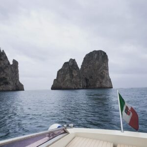 Giuseppe Maggio Instagram - A weekend in Capri with @loropiana
#loropiana #tregolfi #tregolfisailingweek