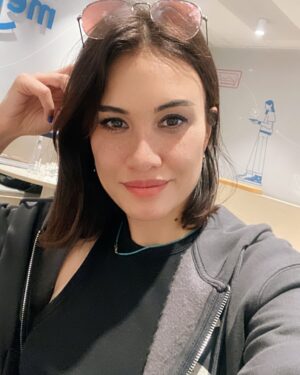 Gizem Soysaldı Instagram - Bitmeyen gripten sesleniyorum😂 Hastalıklar, sıkıntılar geçsin bitsin. Bahar geldi. İllaki geldi🦋 Doğanın bereketi eksin olmasın💜 #bahar