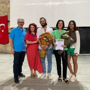 Gizem Soysaldı Instagram - Beşkapılarda 5 Gece Phokai Bağımsız Film Festivali✨✨✨✨ @focabelediyesi @fatihgurbuzfoca @beskapilarda5gece @karabey @oguzhancakirefe @kmlcfc @bentuncaybuarada @eunal71  @ceylanolcer @halukerdik @sezen.bildiri @ilhaneraslann @fahrigoreen @sadikkahraman @ozcanalperofficial @lousluna @atesberkay @sevincbalo @fatosyapici @subaloglu @sema.pektas @gultentaranc @umitsezgin @nazlielifdurlu @nihalyalciin @fotohasmetlum @lacinceylan @cengizorhonlu @ekokoymidphokaia @focantikotel @iyonpansiyon @focakirke @fokaibalikrestaurant @zeytunifoca @todorestoran @omerfarukbeskaya @demir.ifd @oykubeskaya ✨✨✨