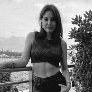 Gizem Soysaldı Instagram - Şahane bir geceye ev sahipliği yapanlar @zeynepatakan @cansubel @loonybinsblog @fer.etkilesim @istanbulmodern @restoranmodern_  ve geceyi güzelleştiren @gulsahbuktur 💜