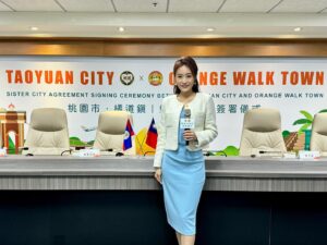 Gladys Lee Instagram - 今日中華民國第16任總統副總統宣誓就職典禮登場，一起慶祝民主的勝利，把國家利益放於政黨利益之先，期盼新政府民主治理，加大回應複雜國際情勢的和平韌性；

迎著520總統就職典禮，友邦元首出席典禮的機會，雙邊大使館加緊努力，由台灣國門、 #桃園市 與貝里斯總理故鄉 #橘道鎮 簽署姐妹市，貝里斯總理親自出席見證異地簽署儀式，以地方政府連結深化兩國邦誼，延續地方政府政黨輪替後的國際友誼，能以主持人身份見證政策延續，我真的特別感動。

外交部常次陳立國大使過去駐任貝里斯，與現任大使徐儷文介紹這個美麗的海洋友邦不遺餘力，回想16年主持《國際熱線》時特別飛到貝里斯拍攝專題，金牌攝影 @johnniewang14 跟鯊魚游泳、探訪馬雅遺跡、拍攝第一名的辣椒工廠，美麗的友邦，願邦誼長存。

Sister city MOU signing ceremony between Taoyuan City 🇹🇼 and Orange Walk town 🇧🇿 

Reminds me of the beautiful visit to Belize back in 2016 when producing Global View at TTV. 

.
#主播主持 #雙語主持 #開幕式主持 #活動主持人 #精品主持 #新聞主播 #主播 #主持人 #中英主持 #中英主持人 #bilingualhost #emcee #eventhost