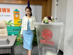Gladys Lee Instagram - 今日中華民國第16任總統副總統宣誓就職典禮登場，一起慶祝民主的勝利，把國家利益放於政黨利益之先，期盼新政府民主治理，加大回應複雜國際情勢的和平韌性；

迎著520總統就職典禮，友邦元首出席典禮的機會，雙邊大使館加緊努力，由台灣國門、 #桃園市 與貝里斯總理故鄉 #橘道鎮 簽署姐妹市，貝里斯總理親自出席見證異地簽署儀式，以地方政府連結深化兩國邦誼，延續地方政府政黨輪替後的國際友誼，能以主持人身份見證政策延續，我真的特別感動。

外交部常次陳立國大使過去駐任貝里斯，與現任大使徐儷文介紹這個美麗的海洋友邦不遺餘力，回想16年主持《國際熱線》時特別飛到貝里斯拍攝專題，金牌攝影 @johnniewang14 跟鯊魚游泳、探訪馬雅遺跡、拍攝第一名的辣椒工廠，美麗的友邦，願邦誼長存。

Sister city MOU signing ceremony between Taoyuan City 🇹🇼 and Orange Walk town 🇧🇿 

Reminds me of the beautiful visit to Belize back in 2016 when producing Global View at TTV. 

.
#主播主持 #雙語主持 #開幕式主持 #活動主持人 #精品主持 #新聞主播 #主播 #主持人 #中英主持 #中英主持人 #bilingualhost #emcee #eventhost