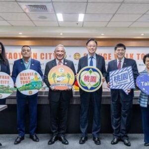 Gladys Lee Instagram - 今日中華民國第16任總統副總統宣誓就職典禮登場，一起慶祝民主的勝利，把國家利益放於政黨利益之先，期盼新政府民主治理，加大回應複雜國際情勢的和平韌性；

迎著520總統就職典禮，友邦元首出席典禮的機會，雙邊大使館加緊努力，由台灣國門、 #桃園市 與貝里斯總理故鄉 #橘道鎮 簽署姐妹市，貝里斯總理親自出席見證異地簽署儀式，以地方政府連結深化兩國邦誼，延續地方政府政黨輪替後的國際友誼，能以主持人身份見證政策延續，我真的特別感動。

外交部常次陳立國大使過去駐任貝里斯，與現任大使徐儷文介紹這個美麗的海洋友邦不遺餘力，回想16年主持《國際熱線》時特別飛到貝里斯拍攝專題，金牌攝影 @johnniewang14 跟鯊魚游泳、探訪馬雅遺跡、拍攝第一名的辣椒工廠，美麗的友邦，願邦誼長存。

Sister city MOU signing ceremony between Taoyuan City 🇹🇼 and Orange Walk town 🇧🇿 

Reminds me of the beautiful visit to Belize back in 2016 when producing Global View at TTV. 

.
#主播主持 #雙語主持 #開幕式主持 #活動主持人 #精品主持 #新聞主播 #主播 #主持人 #中英主持 #中英主持人 #bilingualhost #emcee #eventhost