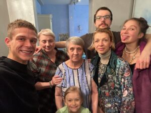 Gleb Kalyuzhny Instagram - my family ❤️✨🌏
happy holidays g’s!