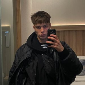 Gleb Kalyuzhny Instagram - помни Ронин, самые близкие тебе люди - имеют самые острые ножи и языки ❄️🔪🐬 будь холоден как голова офицера или как нож между лопаток