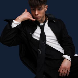 Gleb Kalyuzhny Instagram - в офисе 💼💘
ph: @pavelshelkovnikovph
style: @egiazaryan.gaya
hair: @tosha_probeauty