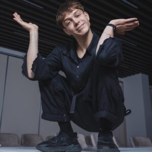Gleb Kalyuzhny Instagram - поговорили о насущном за кофейком, и даже немножко зарядились, пока я танцевал на столе для @rbc_ru 🗞🙌🏽 и вас 
ph: @whoispolo 

читайте или читайте