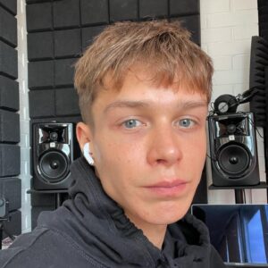 Gleb Kalyuzhny Instagram - делаю вид - будто умею отдыхать🫠🫡🎶⛓🎸🆕🔜