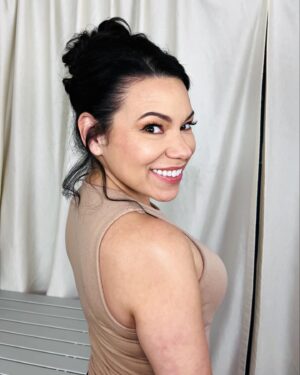 Gloria Garayua Instagram - It’s Oscar Weekend and my friend @nanachurcher is in town from London hosting @thenanachurchershow  at the Nana Churcher Press lounge so I have to turn up looking good! I decided to use @glamsquad again!
.
If you want to get ready for your event with no stress and look gorgeous, try @glamsquad ! They come to your house and pamper you! 
.
Enter codes GLORIA for $25 off your first Glamsquad appointment.
Enter code GLORIA15 for $15 off your next Glamsquad appointment.
.
Thank you laceface for doing my gorgeous makeup and thank you @prettylittlehairrr for my fun high bun!! 
.
#Oscars2024 #oscarweekend2024 #GettingReady #Glamsquad #Glam2024 #beauty #fridaynight #startreatment #GloriaGarayuaActress #gloriagarayuacelebrity