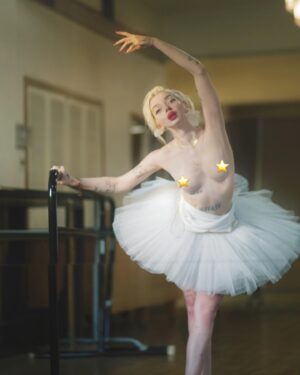 Glüme Harlow Instagram - Anyone who keeps the ability to see beauty never grows old.