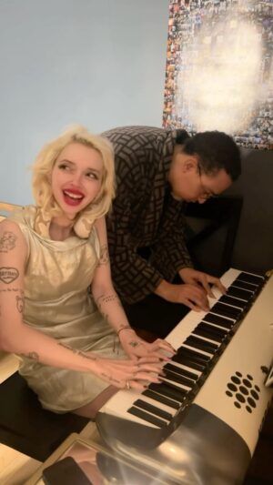 Glüme Harlow Instagram - HAPPY NEW YEAR (Bambi likes to climb in my hair that’s why I look like this)