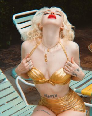 Glüme Harlow Instagram - Alas I cannot swim