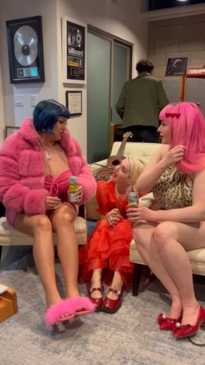 Glüme Harlow Instagram - Thank you everyone who surprised me with a Twin Peaks Day birthday party last night I felt so loved I twerked to Tomorrow Never Came 🙏🏻❤️💋