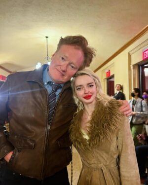 Glüme Harlow Instagram - I guess now is as good a time as an any to announce I will be doing a stand up show this spring keep an eye out for the date. Thank you @teamcoco for leaning down into my 5’0 hemisphere👯‍♀️