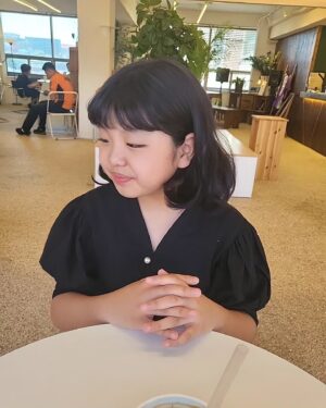 Go Do-yeon Instagram - #일상스타그램💕🍮🍰🍦 
#아역배우고도연👧 
#여긴어디지 ? 
#명동~~~💕💕
#미팅가는길🎶 
#일찍도착해서커피한잔☕️ 
#어딜보고있니? 🐱 고양이^^ 
#정말이다 ㅋㅋ 
#아픈고양이🐱🐾 

오전 감독님미팅 ^^ 일찍 도착해버렸네 ^^ 
카페들어와서 고양이랑 놀다 미팅 장소로~