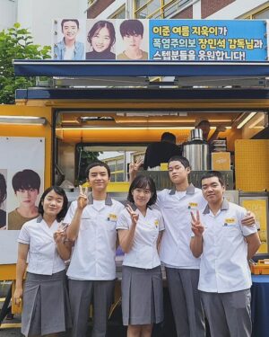 Go Do-yeon Instagram - 🎞️ KBS 드라마스페셜 2023 ’폭염주의보‘
기분좋게 미소지으며 볼수있은 작은 선물같은 드라마♥️
본방사수 🤩
🦋고승보 
🍂문우진
🌻박서경
🍁최현진
🌹장민석감독님
🌸김지원
🌻박승준

올 여름 뜨거웠던 촬영💕💕
 🏀 농구레슨까지 받았던  드라마 
  농구선수 되는줄 ㅎㅎ
동생들이랑 많은 추억 만들어 주셨어 
감사합니다 🥰🥰🥰

 [드라마스페셜] 폭염주의보

2002년 월드컵의열기 ⚽️🏃‍♂️
후끈후끈 대구의 기온 만큼 뜨거운
사춘기를 맞은 14세 아이들의 이야기

KBS 드라마 스페셜 202ㆍ

#KBS #드라마 #드라마스페셜 #단막극 #폭염주의보 #DogDaysOfSummer #드라마스페셜2023 #Dramaspecial