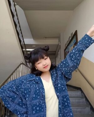 Go Do-yeon Instagram - #일상스타그램💕🍮🍰🍦
#아역배우고도연👧 
#주말아침일상시작👋 
#넌뭐하니 ?🥰🥰🥰
#혼자서도잘놀아요🎶 
#셀카놀이삼매경👧👧🎵🎶 
#다컷다다컷어👍👏
#오빠셔츠입고 ㅎㅎ 
#새벽부터강행군😮‍💨 

새벽부터 나와서 ...🥰🥰🥰
엄마도 찾지않고 혼자 잘 놀아준 딸
고마워^^ 이모들께서  얌전히 잘있다고 ㅎㅎ