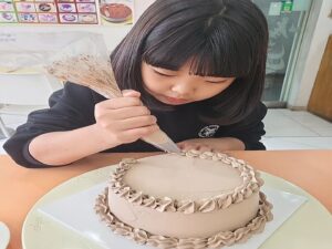 Go Do-yeon Instagram - #일상스타그램💕🍮🍰🍦 
#아역배우고도연👧 
#한글날🇰🇷 
#도연이생일🎂 
#홍대데이트 
#케익원데이클래스
#자기생일케익만들기
#좋아? 넹 ㅎㅎ

 도연아  생일 🎂 축하해 ^^
어제는 음력생일 오늘 양력 ㅠㅠ 
이틀연속 ~~^^ 힘들다 
케익안사고 만들어보고 싶다고 해서 홍대로 고고씽 💕💕💕