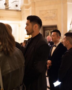 Godfrey Gao Instagram - 🎭Such a rare and special experience to attend dinner inside the Palace of Versailles. The combination of dreamy lights and shadows, giant mirror backdrops, exquisite cuisines, acrobat dancers, and opera singers, created such a unique environment. Blurring the boundaries between reality and illusion, I was completely immersed in the French charm of the 18th century. Thank you @remymartin for inviting me to such a beautiful night. #teamupforexcellence