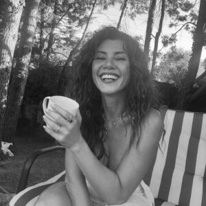 Gökçe Bahadır Instagram - Evden çıkmadan bir iki poz?