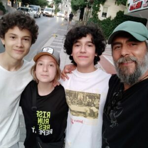 Gökhan Atalay Instagram - #tozkoparan finalinde, bir veda yazısı yazmıştım. Sonra "Tozkoparan İskender" ile devam ettik. Gidenler, gelenler, konuk olanlarla birlikte duygularım değişmedi. 🙂
Aynı şeyleri tek tek tekrar yazmayacağım. 
101 bölüm, 2 film ve bütün her şeydeki yoldaşlığınız için, yapımda emeği geçenlere ve tüm izleyicilere çok teşekkür ederim.  #tozkoparani̇skender  yeni sezonlarda da yolunuz açık olsun 👊
@elifsudeh 
@emrahomerkara 
@tokdemirsera 
@alkasburak 
@kudretsabanci 
@hayrettin
@mehmeteminkadihann 
@mustafademrhan 
@ozgurzoral