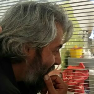 Gökhan Atalay Instagram - Dört sene önce bu gün, doğumdan dakikalar sonra, bu mucizeye şaşkınlıkla bakarken çekmiş bu fotoğrafı arkadaşım. Bu gün beş yaşına girdi Toprak. Heyecanı da sevgisi de artarak gidiyor. Bir an evvel büyüsün isterken her geçen anı da tekrar tekrar özlüyoruz...
 Daha da özele girmem 😎