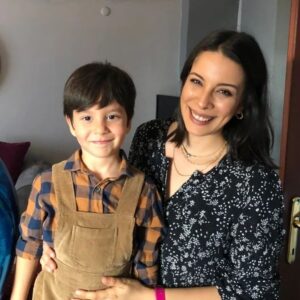 Gökhan Atalay Instagram - Dört sene önce bu gün, doğumdan dakikalar sonra, bu mucizeye şaşkınlıkla bakarken çekmiş bu fotoğrafı arkadaşım. Bu gün beş yaşına girdi Toprak. Heyecanı da sevgisi de artarak gidiyor. Bir an evvel büyüsün isterken her geçen anı da tekrar tekrar özlüyoruz...
 Daha da özele girmem 😎