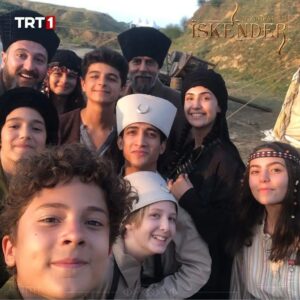 Gökhan Atalay Instagram - 26 Ağustos, "Tozkoparan 1071"
30 Ağustos "Tozkoparan Zafer"
İki özel gün, iki özel bölüm, bir çok özel insan.@kudretsabanci hocayla çalışmak ayrı güzel, İsmail efendi @arda.kalaycii ile 6 yıl sonra yeniden çalışmak ayrı. Eski dostlar, yeni dostlar, bizim çocuklar ve daha bir sürü şey 😘