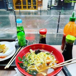 Gökhan Horzum Instagram - Yağmurlu günlerde ramen yiyip sokaktan gelen geçeni izlemek gibisi varmkskhuwlwnajjjpili.
