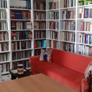 Gökhan Horzum Instagram - Bu gördüğünüz İsmail Hocamın beyni. Hayatı bu kitaplarla hemhal olmakla geçti. Kendisini 1 yıl önce kaybettik. Para biriktirmeyen insan biriktiren, kitap biriktiren adamlardandı. O kitaplar cumartesiden itibaren Eskişehir’de herkesin kullanımına açık. İSMAİL UYMUR KÜTÜPHANESİ  Hoşnudiye Mah. Siloönü Sok. No:14 D: 29 Tepebaşı Eskişehir adresinde. Orada bilmediğiniz kitaplar bulacağınıza eminim.