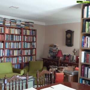 Gökhan Horzum Instagram - Bu gördüğünüz İsmail Hocamın beyni. Hayatı bu kitaplarla hemhal olmakla geçti. Kendisini 1 yıl önce kaybettik. Para biriktirmeyen insan biriktiren, kitap biriktiren adamlardandı. O kitaplar cumartesiden itibaren Eskişehir’de herkesin kullanımına açık. İSMAİL UYMUR KÜTÜPHANESİ  Hoşnudiye Mah. Siloönü Sok. No:14 D: 29 Tepebaşı Eskişehir adresinde. Orada bilmediğiniz kitaplar bulacağınıza eminim.