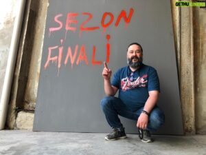 Gökhan Horzum Instagram - Sinop Cezaevi hatırası 😂. Sezon finali bugün. İkinci katar da sağ salim yerine ulaştırıldı. Lokomotif biraz yamuldu ama olsun be. Başlarken ne demiştik? Sen çukura düşersin. Biz Çukur’dan çıkarız. Çukur’da emeği geçen herkesin, Okur olan Yamaç’ın, Öztürk olan Sinan’ın, Sevimli olan Özgür’ün, Hojanımın, Tolga’nın, Toygar’ın, Barbaros’un, Gökçe’nin, Damla’nın, Uğur’un, Cem’in, Ali’nin, Oya’nın, Nehir’in ve adını bildiğim bilmediğim 200’e yakın Çukur emekçisinin  eşlerine ya da sevgililerine ve özellikle çocuklarına çok teşekkür ederim. Onlar da benim gibi. Sizlerle geçirmeleri gereken zamanları Çukur’da geçirdiler. Çok zor bir işin altından alınlarının akıyla kalktılar. İşine böylesine saygı duyan, işini bu kadar seven insanlarla çalışmak benim için onurdur. Onlara kızmayın. Nihayetinde hepimiz her hafta bir buçuk uzun metraj yazan, çeken, bağlayan DELİLERİZ!