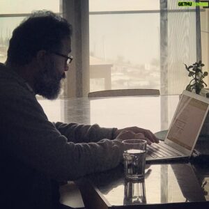 Gökhan Horzum Instagram - Atom fiziğine de profesörlüğe de lanet olsun! Uzay hesaplarını bir kenara bırakıp dünya hesaplarıyla uğraşıciim. Kumarbazlığı, itliği, hergeleliği öğreniciim!