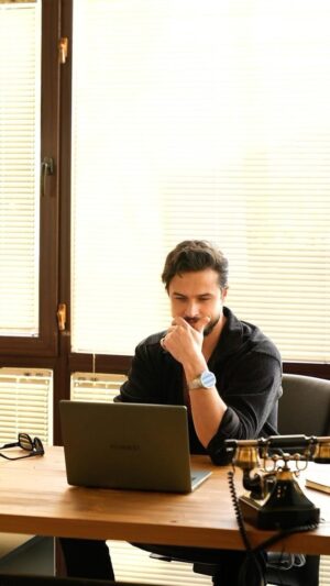 Gökhan Keser Instagram - Boğazda yürüyüş yapıp selfieler çekmeye bayılıyorum 🤩🤳 Tabi bir de bu fotoğrafları editlemek gerekiyor.. :) 
O konuda da Huawei MateBook 14s üstün performanslı işlemcisi ve kalitesi ve dokunmatik ekranıyla işimi çok çok kolaylaştırıyor 🤘😎

#HuaweiMateBook14s
@huaweimobiletr 

#işbirliği