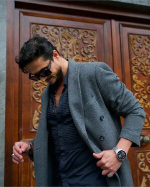 Gökhan Keser Instagram - Sonbahar geldiğine göre paltomuzu alıp şöyle bi’ turlayalım bakalım.. :) Tabii ki her tarzıma uyan Huawei Watch GT 4 ile beraber.. 🫠 

#FashionForward 😎

@huaweimobiletr 

#HuaweiWatchGT4
#işbirliği

📸: @dergihh