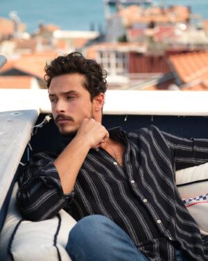 Gökhan Keser Instagram - Yeteriz akşama doğmaya, denize mum gibi damlaya damlaya.. Sen’le ben..