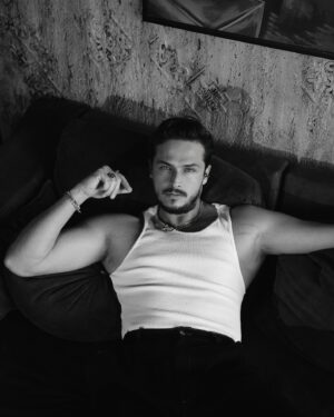 Gökhan Keser Instagram - Seç, beğen, al aşkım.. Her beden var aşkım.. #Yalan #NewSong #Loading