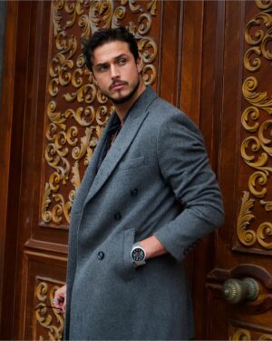 Gökhan Keser Instagram - Sonbahar geldiğine göre paltomuzu alıp şöyle bi’ turlayalım bakalım.. :) Tabii ki her tarzıma uyan Huawei Watch GT 4 ile beraber.. 🫠 

#FashionForward 😎

@huaweimobiletr 

#HuaweiWatchGT4
#işbirliği

📸: @dergihh