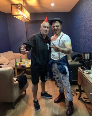 Gökhan Özoğuz Instagram - Beni ben yapan 
@athena ya müzik yönünü veren ilk 13 yaşımda ilk dövmem olan @wattie_exploited dün hayatıma tekrar bir imza daha çaktı. 
Gerçek sokak ruhunu müzikte bana aşılayan Wattie gonna live forever ✌🏽
#punksnotdead 
#skinhead